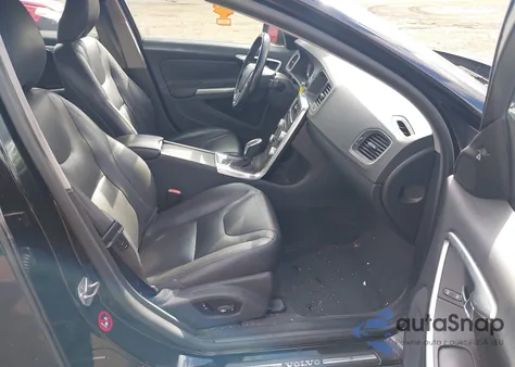 2015 Volvo S60 T5 Premier z USA, uszkodzony, nr VIN YV126MFK3F1344734